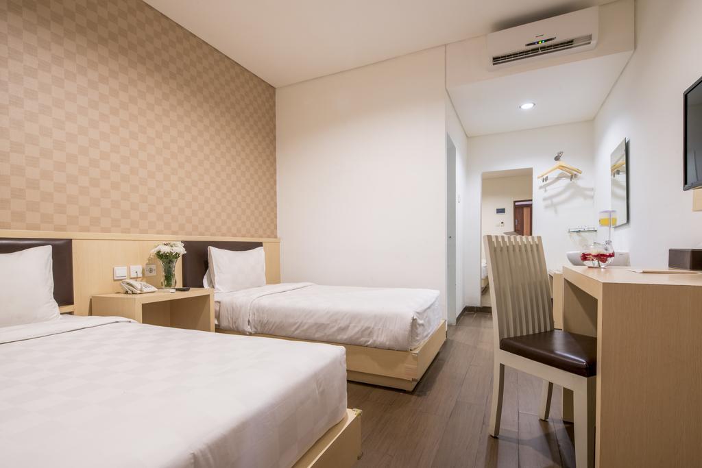 Hotel 88 Grogol Jakarta By Wh Экстерьер фото