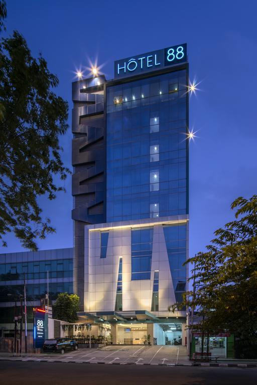 Hotel 88 Grogol Jakarta By Wh Экстерьер фото