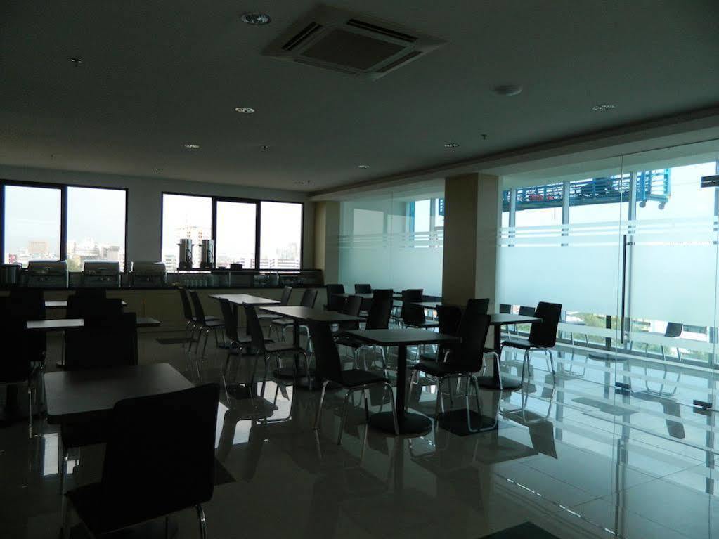 Hotel 88 Grogol Jakarta By Wh Экстерьер фото