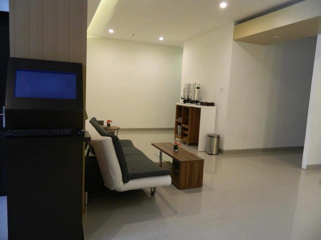 Hotel 88 Grogol Jakarta By Wh Экстерьер фото