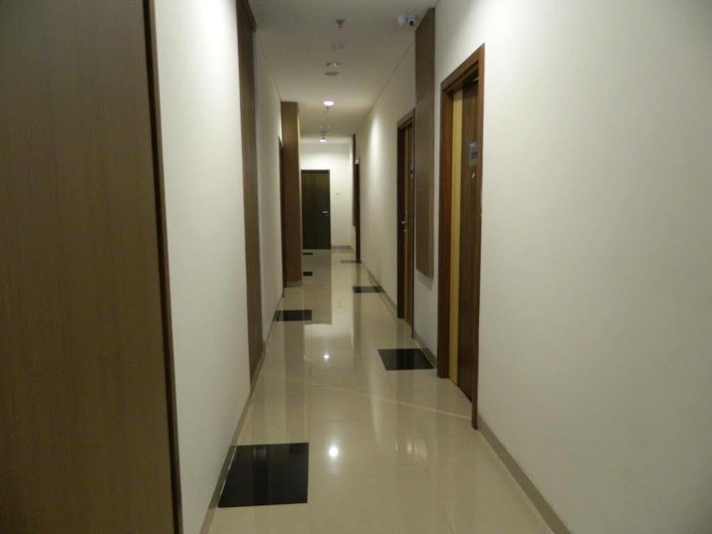 Hotel 88 Grogol Jakarta By Wh Экстерьер фото